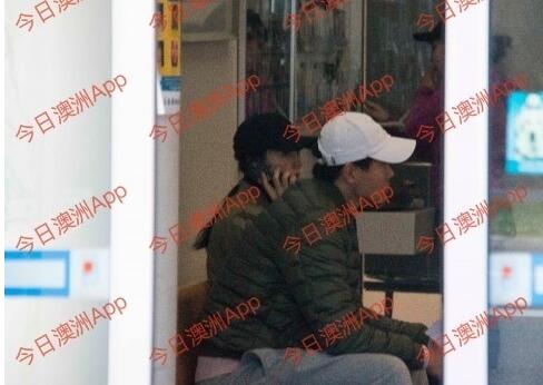 董璇陪同前往警局!高云翔释后首露面 看到记者后十分紧张