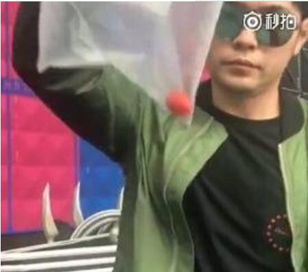 减肥迫在眉睫！周杰伦双下巴胖到认不出  魔术表演全程被双下巴支配