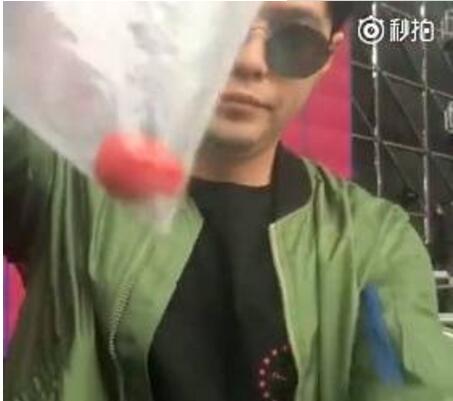 减肥迫在眉睫！周杰伦双下巴胖到认不出  魔术表演全程被双下巴支配