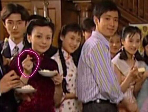 潮流鼻祖！雪姨竟是比心领头人 当了这么多年表情包终翻身