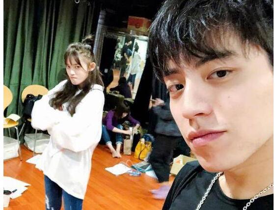 林允自曝又复胖 自我剖析：剧组伙食好 经常有奶茶喝