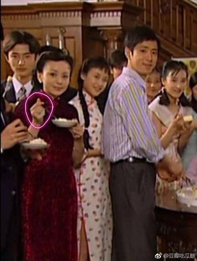 雪姨成比心领头人？不奇怪！17年前就打出这手势