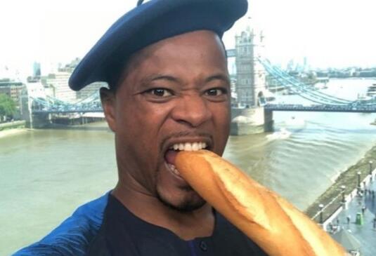 蹭小球迷热度?埃弗拉diss苏亚雷斯 口咬法棍庆乌拉圭世界杯出局