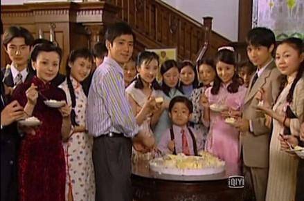 “陆尔杰”生日宴会打手势 雪姨才是比心领头人 只有“亲妈”能这样！