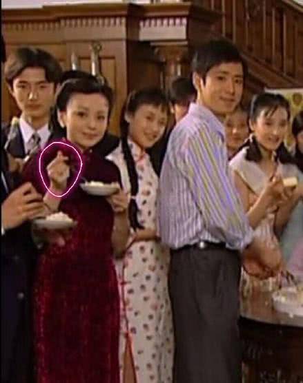 “陆尔杰”生日宴会打手势 雪姨才是比心领头人 只有“亲妈”能这样！