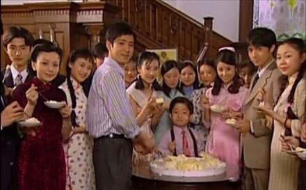 赵雅芝、雪姨是比心领头人？网友：大内密探007里的李若彤姑娘才是