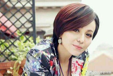 赵雅芝、雪姨是比心领头人？网友：大内密探007里的李若彤姑娘才是