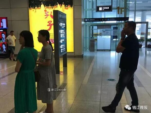 相拥而泣!首批幸存者回国:第一名幸存者是未成年的孩子