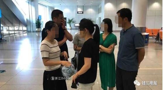 相拥而泣!首批幸存者回国:第一名幸存者是未成年的孩子