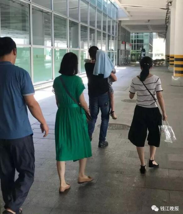 相拥而泣!首批幸存者回国:第一名幸存者是未成年的孩子