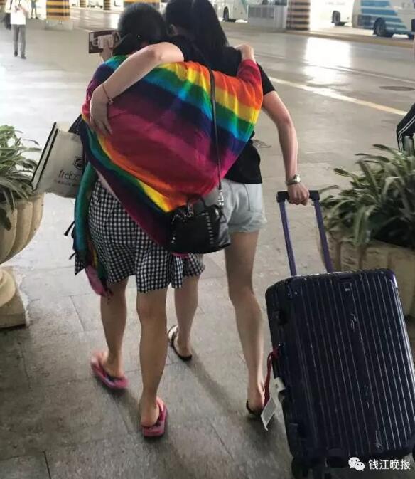 相拥而泣!首批幸存者回国:第一名幸存者是未成年的孩子