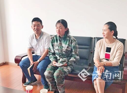 女大学生刮擦豪车烈日下等车主 车主感动不要赔偿还救助