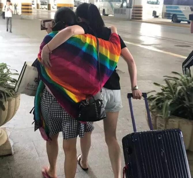 结束噩梦之旅！首批幸存者回国 普吉岛翻船事件幸存者与家人团聚