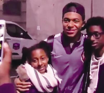 我俩像吗? 小托马斯晒姆巴佩同款发型