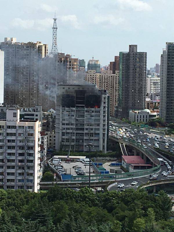 上海静安区一商务楼起火 2小时后明火被扑灭 