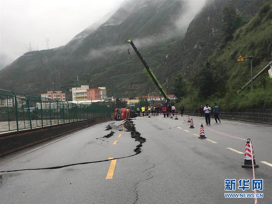 汶川连日强降雨 国道213线路面开裂塌陷 有大货车侧翻受损