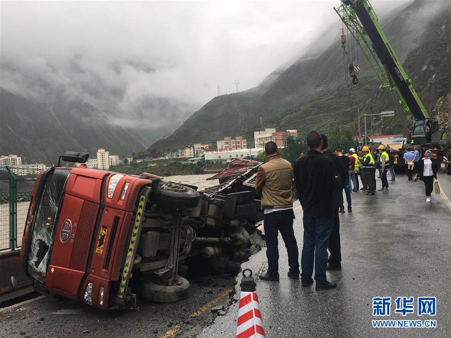 汶川连日强降雨 国道213线路面开裂塌陷 有大货车侧翻受损