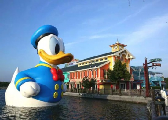 有空来星愿湖!上海迪士尼现11米巨型唐老鸭 可以脑补“嘎嘎嘎”