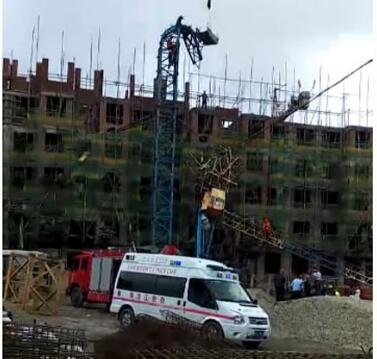 黑龙江塔吊倒塌导致2人身亡 塔吊作业时标准节上半部折断