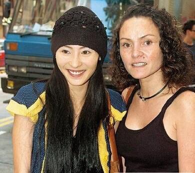 美人依旧！张柏芝与妈妈突然同框 这一家子颜值也太高了吧