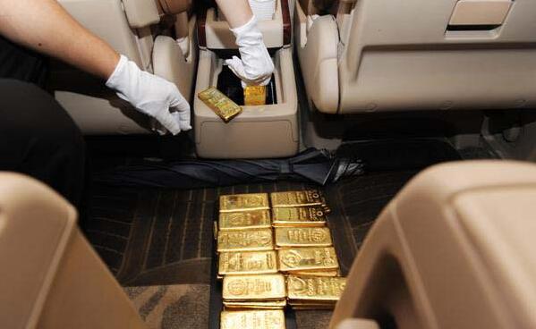 客车扶手箱内另有乾坤？深圳查获走私金砖 千万元金砖上缴国库