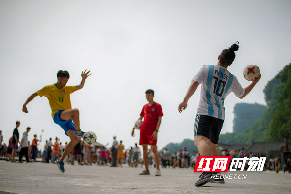 一步登“千” 挑战天门山 四川足球高手颠球登999级天梯“头球攻门”