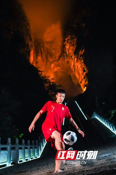 一步登“千” 挑战天门山 四川足球高手颠球登999级天梯“头球攻门”