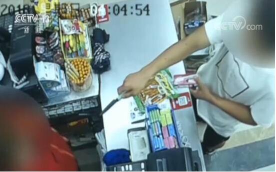 姜是老的辣!收银大姐吓懵劫匪 大姐气势汹汹吓退22岁劫匪