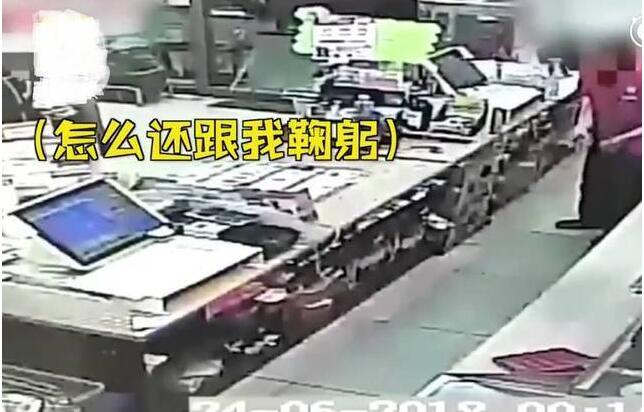 姜是老的辣!收银大姐吓懵劫匪 大姐气势汹汹吓退22岁劫匪
