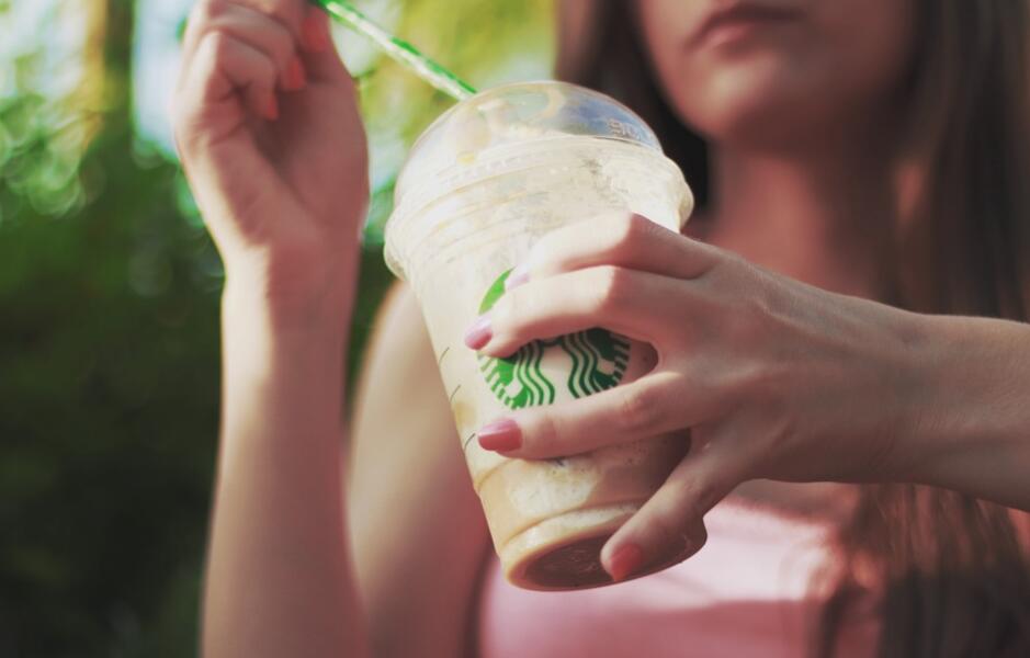 焦糖玛奇朵怎么喝?星巴克禁塑料吸管 或用纸做替代材料