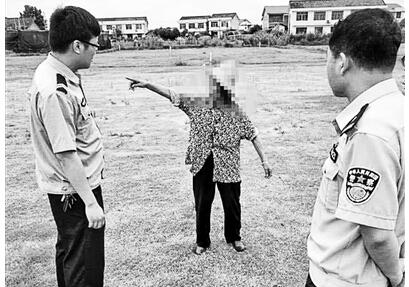 实验前功尽弃！科研玉米被偷摘 附近村民骑三轮车用麻袋偷摘科研玉米