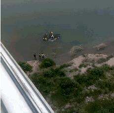 车主遭遇惊魂一幕！男子下河洗车被困 巧遇电站放水车辆被淹