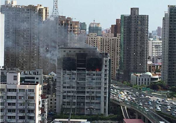 静安一商务楼起火 海鸥康恒大厦10楼起火人员疏散无伤亡