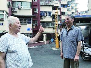 为何想不开?轻生女子跳楼挂5楼 83岁老人凌晨看世界杯被惊吓