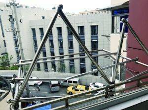 为何想不开?轻生女子跳楼挂5楼 83岁老人凌晨看世界杯被惊吓