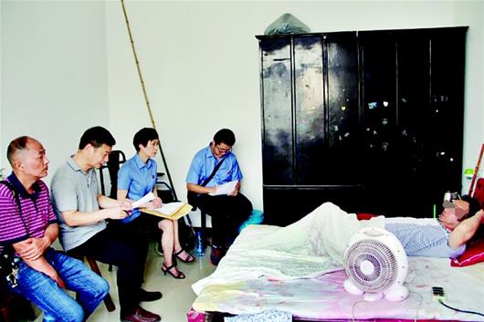 彰显司法温情!截瘫男子家中受审 从快递公司购买个人信息大肆出售