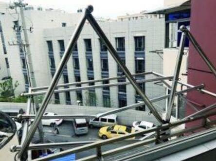 宝刀未老!女子跳楼挂5楼 83岁老球迷与邻居民警联手救下获赞