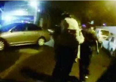 宝刀未老!女子跳楼挂5楼 83岁老球迷与邻居民警联手救下获赞