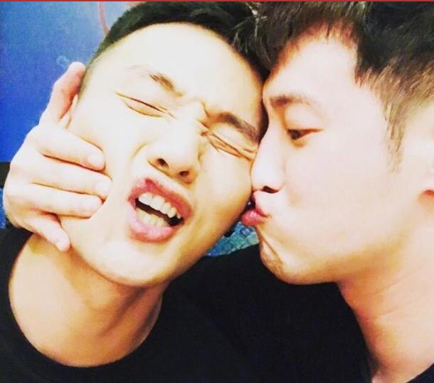 杨丞琳庆生李荣浩 李荣浩和潘玮柏亲吻照模仿杨丞琳实在惟妙惟肖