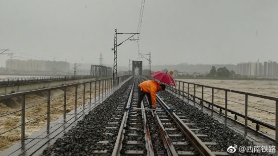 强降雨侵袭四川：四川多趟客车停运 铁路多趟列车晚点