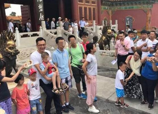 亲和力十足!网友故宫偶遇刘烨 