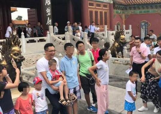 亲和力十足!网友故宫偶遇刘烨 