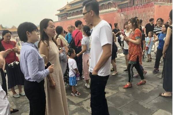 烨社长笑的一脸憨相！网友故宫偶遇刘烨 暑期游园高峰期故宫游客众多