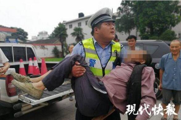 【民间英雄】民警徒手拽开电线 被电到手发麻两眼发黑也不放弃!