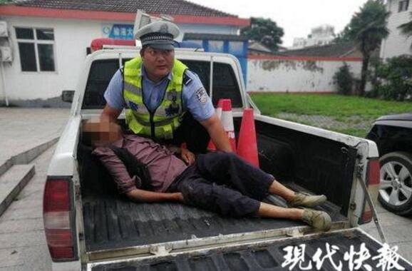 【民间英雄】民警徒手拽开电线 被电到手发麻两眼发黑也不放弃!