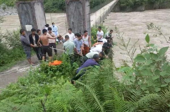 云南怒江:游客拍照失足坠崖 不慎失足跌落血流不止