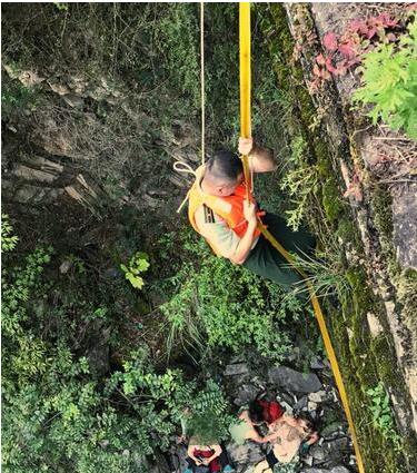 云南怒江:游客拍照失足坠崖 不慎失足跌落血流不止