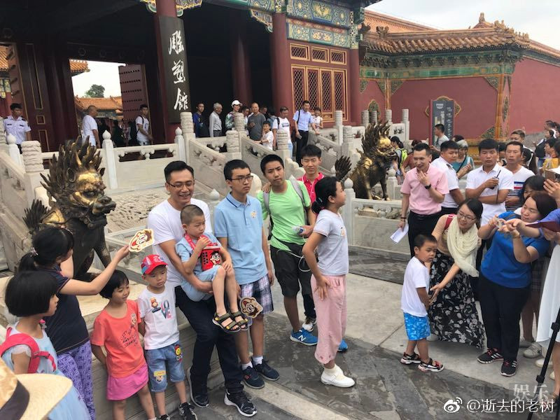 网友故宫偶遇刘烨 铜狮子金麒麟都不如火华社社长吸引人！