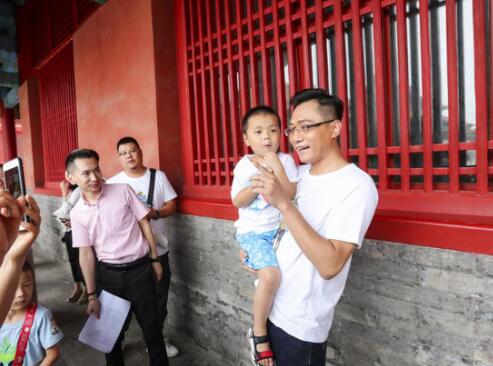 网友故宫偶遇刘烨 铜狮子金麒麟都不如火华社社长吸引人！