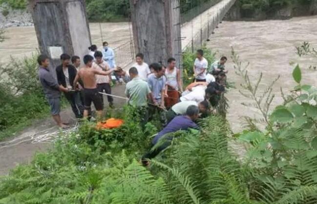 怒江拍照失足坠崖游客被成功救下 拍照时不慎失足跌落悬崖